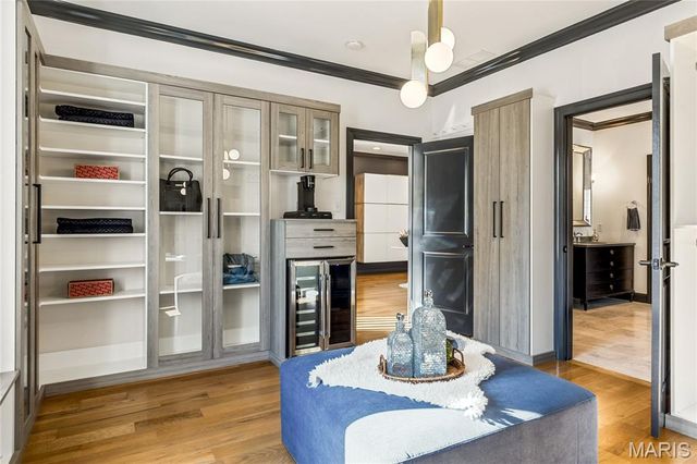 7233 Forsyth Boulevard, University City, MO 63105