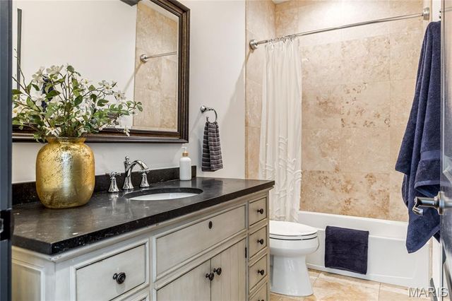 7233 Forsyth Boulevard, University City, MO 63105