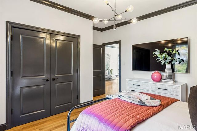 7233 Forsyth Boulevard, University City, MO 63105