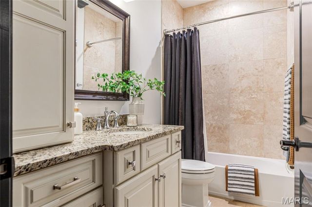 7233 Forsyth Boulevard, University City, MO 63105