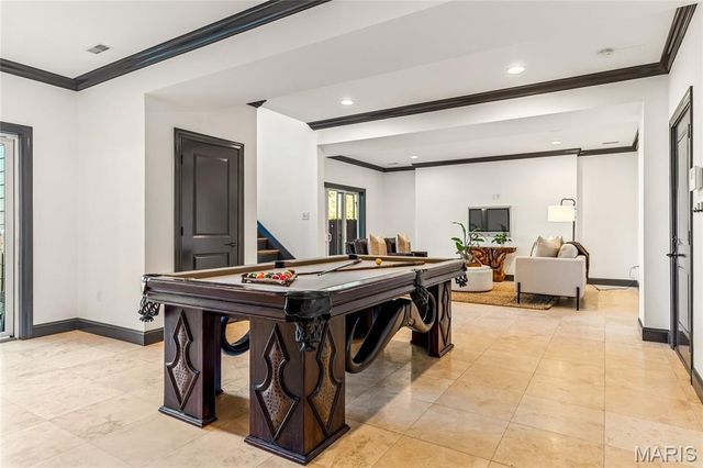 7233 Forsyth Boulevard, University City, MO 63105