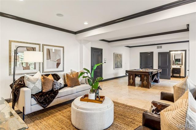 7233 Forsyth Boulevard, University City, MO 63105