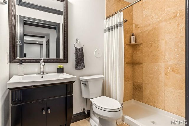 7233 Forsyth Boulevard, University City, MO 63105