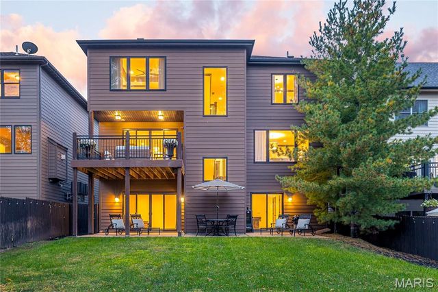 7233 Forsyth Boulevard, University City, MO 63105