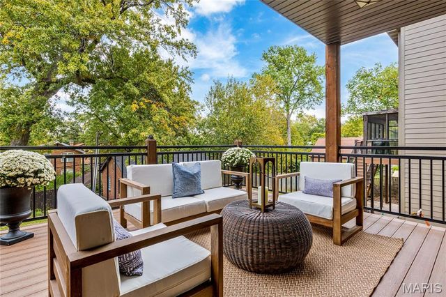 7233 Forsyth Boulevard, University City, MO 63105