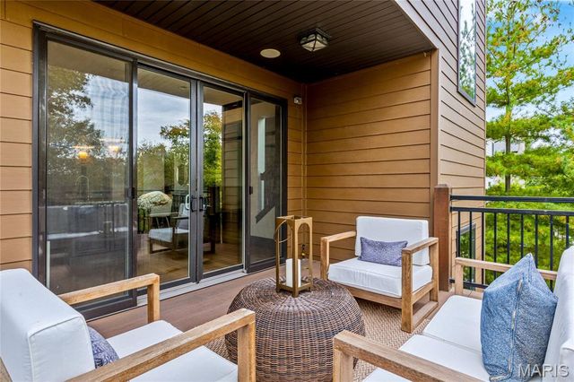 7233 Forsyth Boulevard, University City, MO 63105