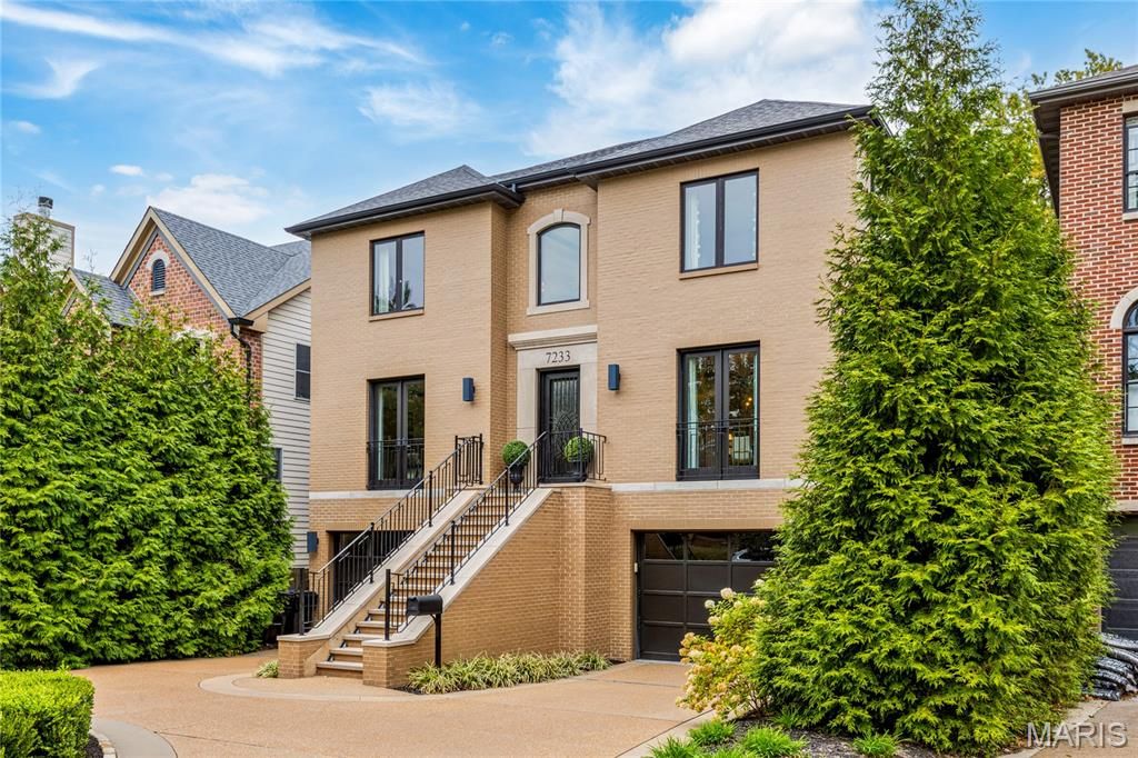 7233 Forsyth Boulevard, University City, MO 63105