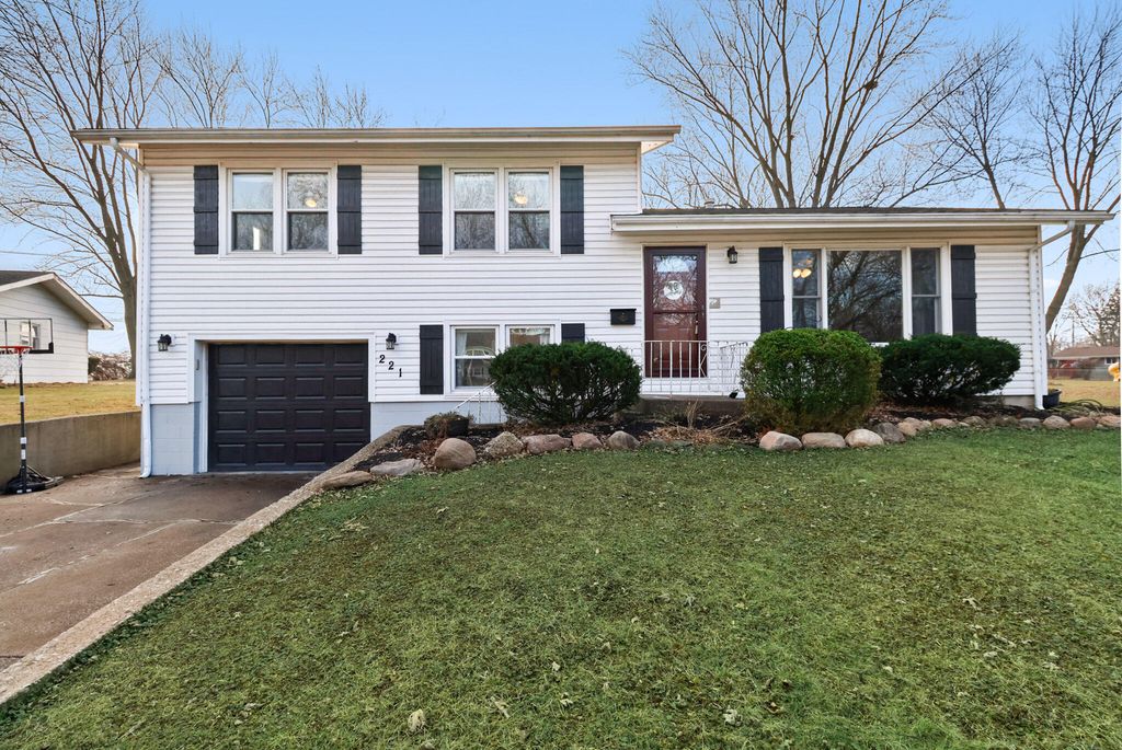 221 E Elizabeth Drive, Crown Point, IN 46307