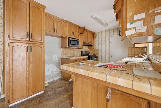 1019 E Laurel Avenue, Visalia, CA 93292