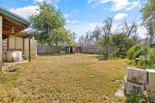 1019 E Laurel Avenue, Visalia, CA 93292