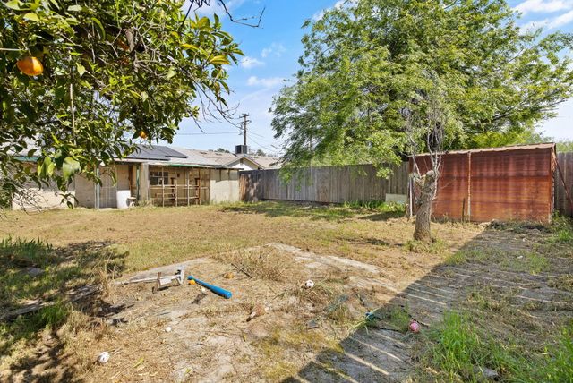 1019 E Laurel Avenue, Visalia, CA 93292