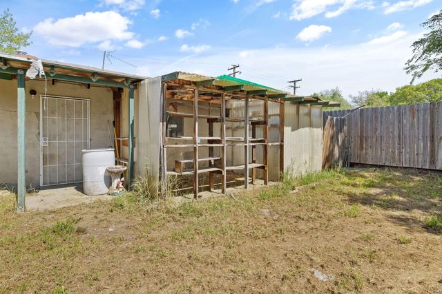 1019 E Laurel Avenue, Visalia, CA 93292