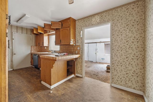 1019 E Laurel Avenue, Visalia, CA 93292