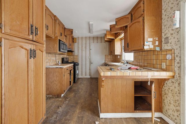 1019 E Laurel Avenue, Visalia, CA 93292