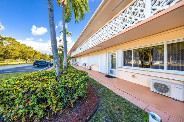 900 SW 10th Ter 8S, Hallandale Beach, FL 33009