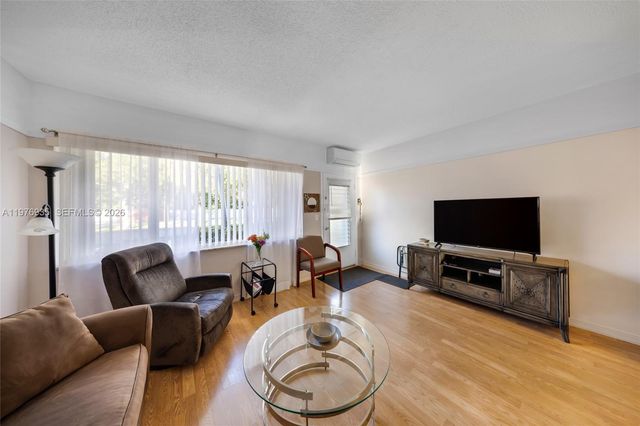 900 SW 10th Ter 8S, Hallandale Beach, FL 33009