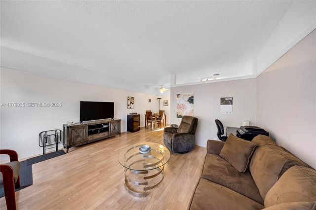 900 SW 10th Ter 8S, Hallandale Beach, FL 33009