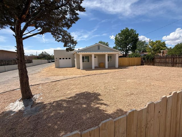 3741 San Isidro Street NW, Albuquerque, NM 87107