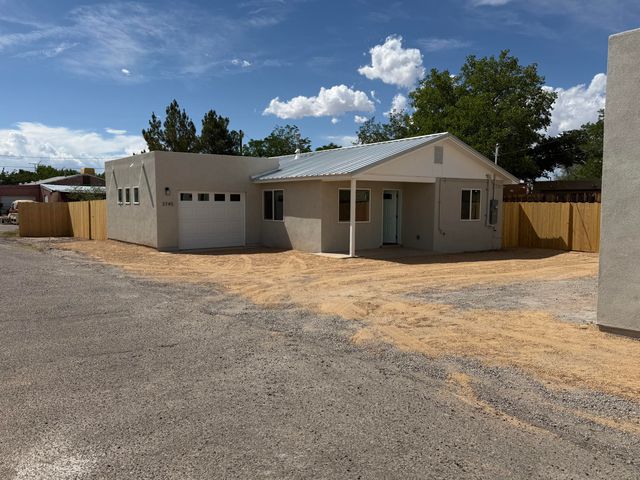 3741 San Isidro Street NW, Albuquerque, NM 87107