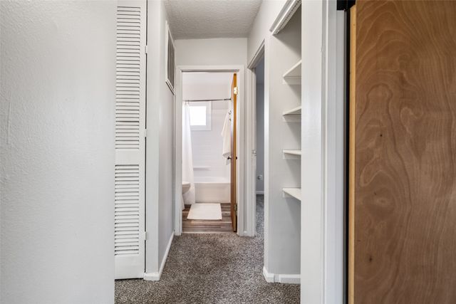 4030 E Seneca Avenue, Des Moines, IA 50317