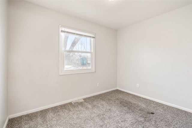 4030 E Seneca Avenue, Des Moines, IA 50317