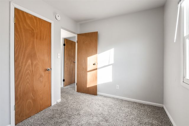 4030 E Seneca Avenue, Des Moines, IA 50317