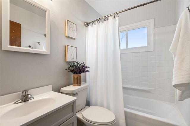 4030 E Seneca Avenue, Des Moines, IA 50317