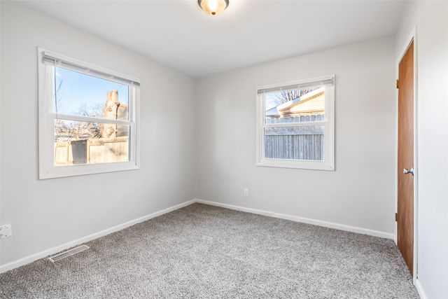 4030 E Seneca Avenue, Des Moines, IA 50317