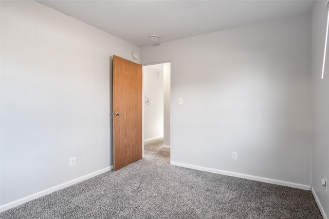 4030 E Seneca Avenue, Des Moines, IA 50317