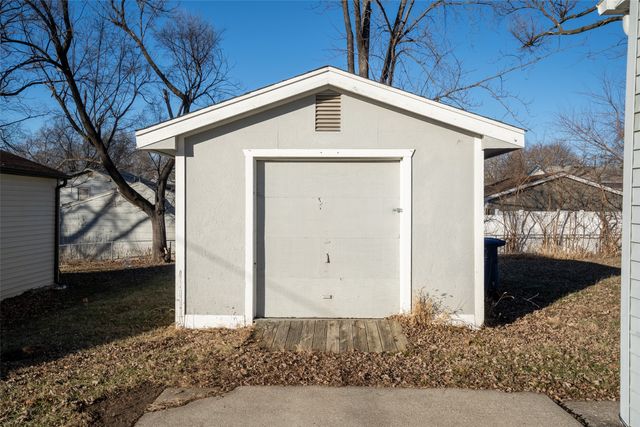 4030 E Seneca Avenue, Des Moines, IA 50317