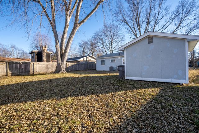 4030 E Seneca Avenue, Des Moines, IA 50317