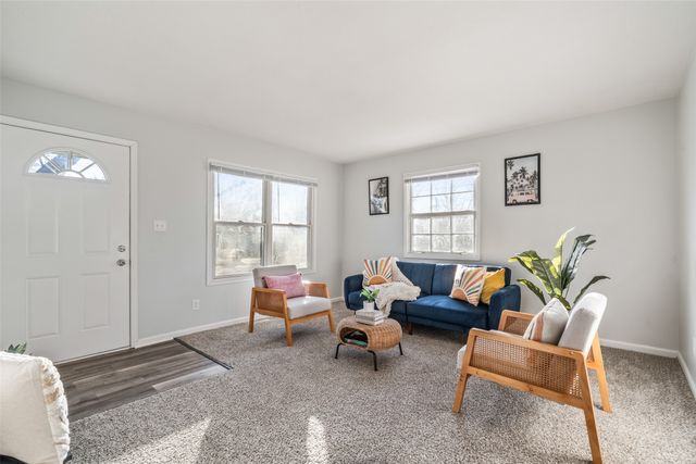 4030 E Seneca Avenue, Des Moines, IA 50317