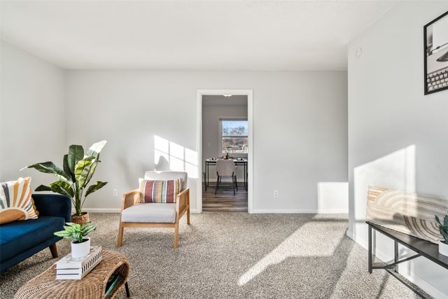 4030 E Seneca Avenue, Des Moines, IA 50317