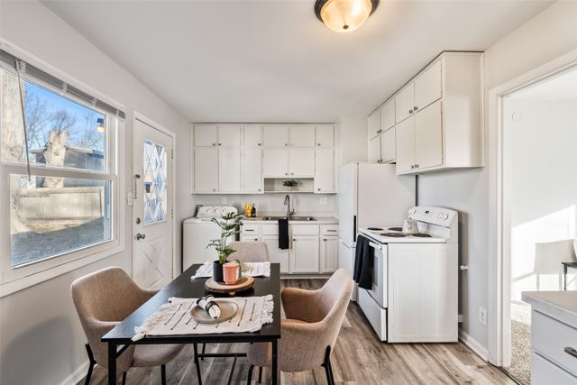 4030 E Seneca Avenue, Des Moines, IA 50317