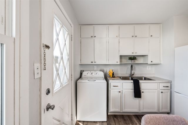 4030 E Seneca Avenue, Des Moines, IA 50317