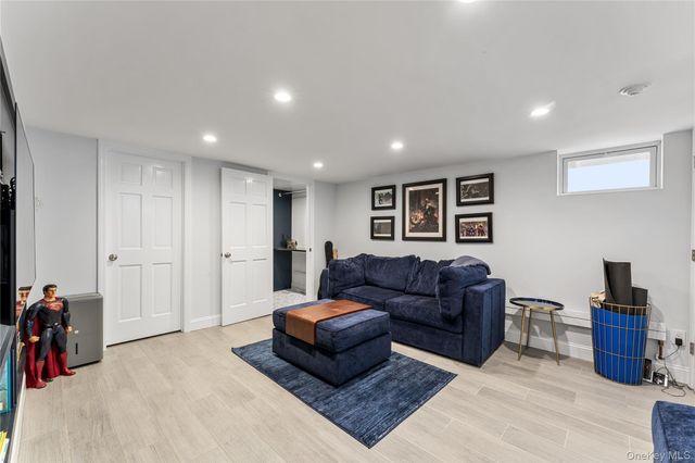 5 Harcourt Road, Scarsdale, NY 10583