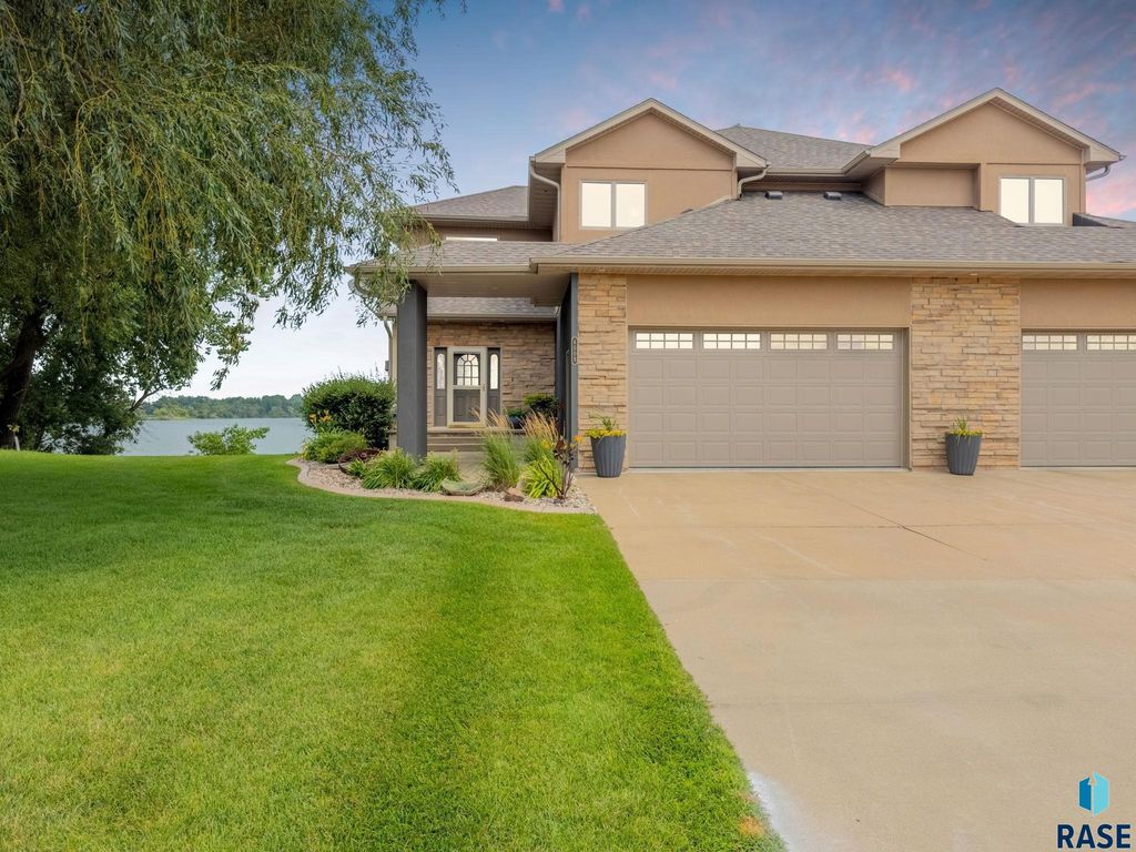 6008 Sunset Blvd Boulevard, Madison, SD 57042