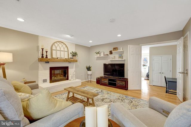 34 LIPSCOMB CT, Sterling, VA 20165