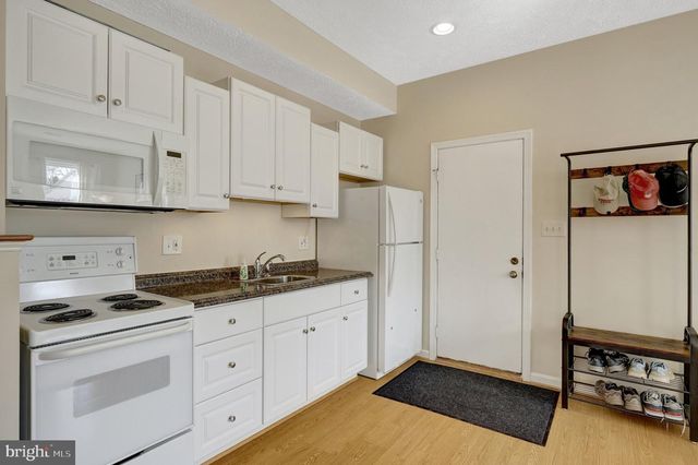 34 LIPSCOMB CT, Sterling, VA 20165