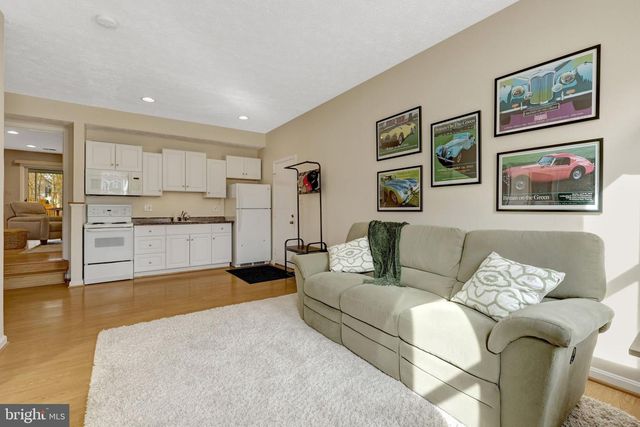 34 LIPSCOMB CT, Sterling, VA 20165