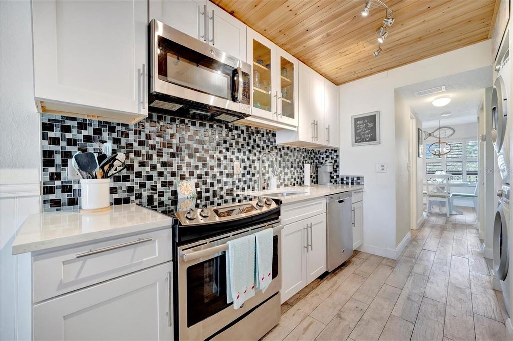 Image 12 of property listing at 625 30TH AVENUE W G408, Bradenton, FL 34205