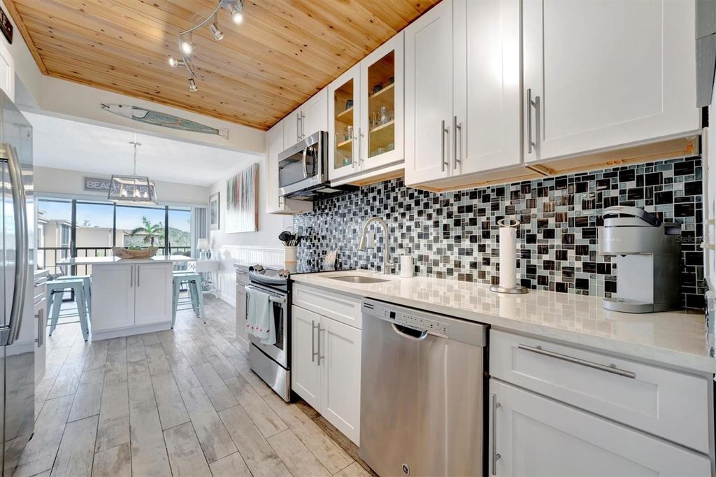 Image 13 of property listing at 625 30TH AVENUE W G408, Bradenton, FL 34205