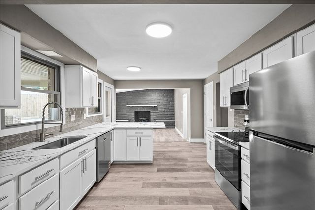 755 Massachusetts St, Ellwood City, PA 16117