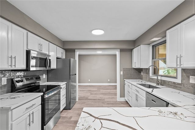 755 Massachusetts St, Ellwood City, PA 16117