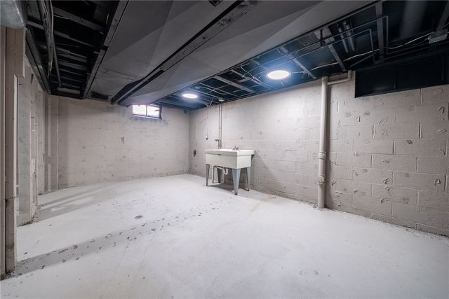 755 Massachusetts St, Ellwood City, PA 16117