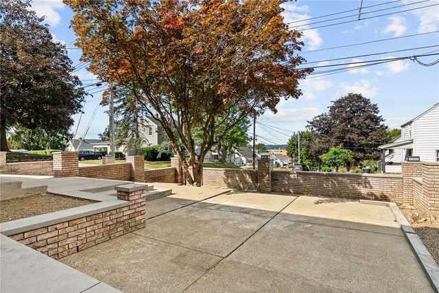 755 Massachusetts St, Ellwood City, PA 16117