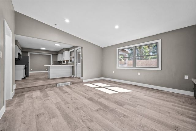 755 Massachusetts St, Ellwood City, PA 16117