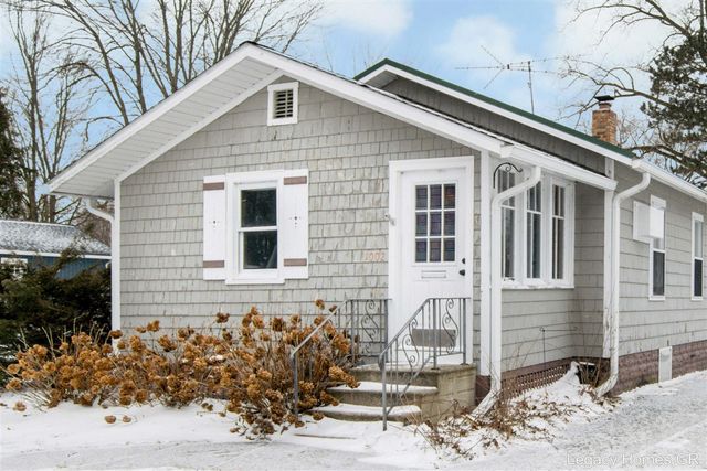 1002 St Joseph Street, South Haven, MI 49090