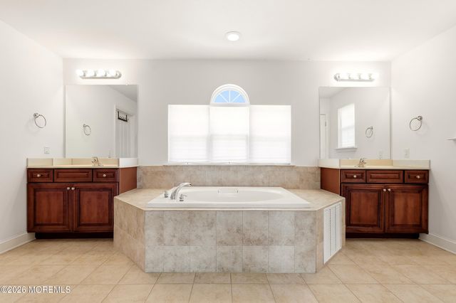 10 Colliers Court, Jackson, NJ 08527
