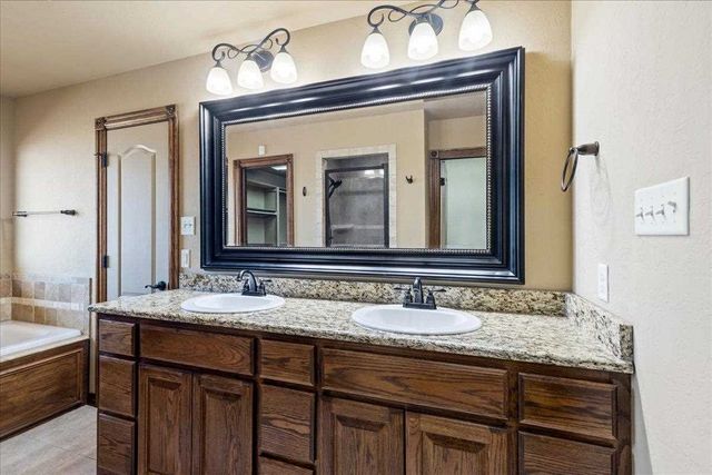 1110 Apple Creek Dr, Elgin, OK 73538